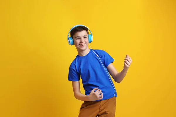 Adolescente Con Auriculares Escuchando Música Sobre Fondo Color —  Fotos de Stock