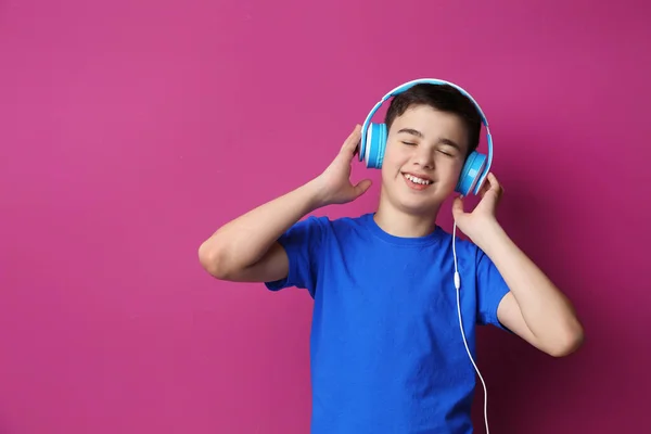 Teenager Ακουστικά Ακούγοντας Μουσική Στο Φόντο Χρώμα — Φωτογραφία Αρχείου