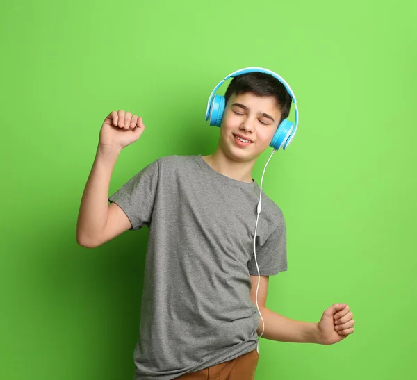 Nastolatek Słuchawkami Słuchający Muzyki Kolorowym Tle — Zdjęcie stockowe