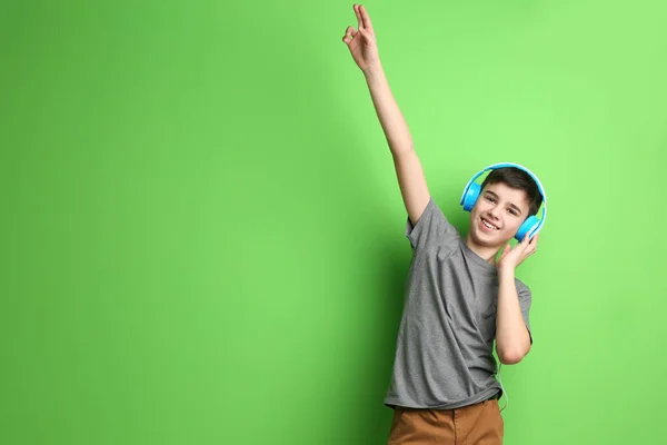 Adolescente Com Fones Ouvido Ouvindo Música Fundo Cor — Fotografia de Stock