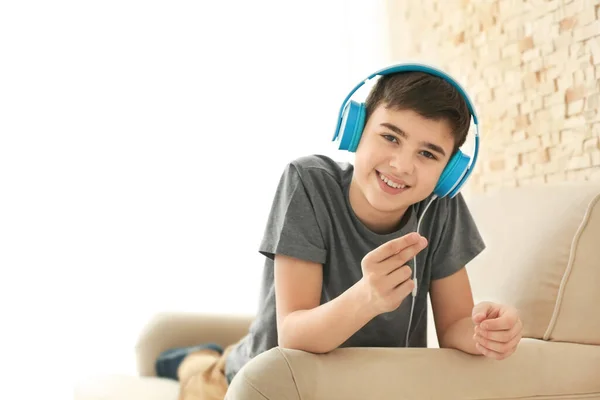 Έφηβος Ακουστικά Που Ακούει Μουσική Ενώ Ξαπλώνει Στον Καναπέ Στο — Φωτογραφία Αρχείου
