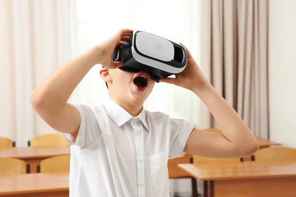 Ragazzo Divertirsi Con Auricolare Realtà Virtuale Classe — Foto Stock