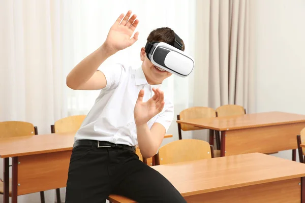 Ragazzo Divertirsi Con Auricolare Realtà Virtuale Classe — Foto Stock