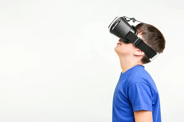 Ritratto Ragazzo Che Diverte Con Auricolare Realtà Virtuale Sfondo Chiaro — Foto Stock