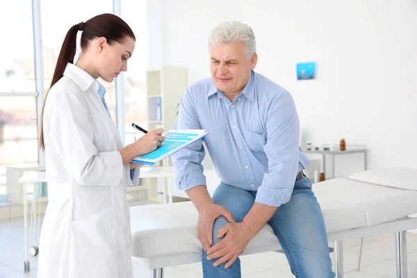 Orthopädin Untersucht Senior Klinik — Stockfoto