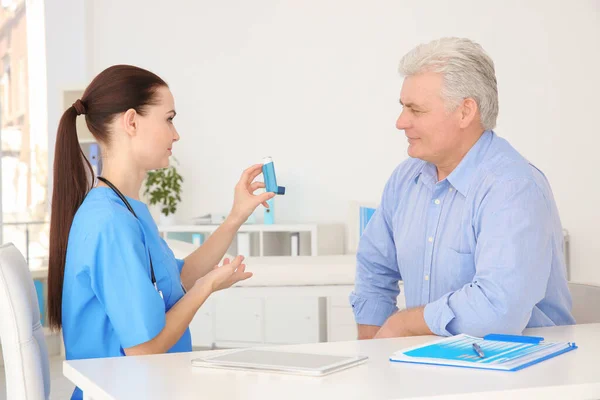 Doctor Dando Inhalador Hombre Anciano Clínica —  Fotos de Stock