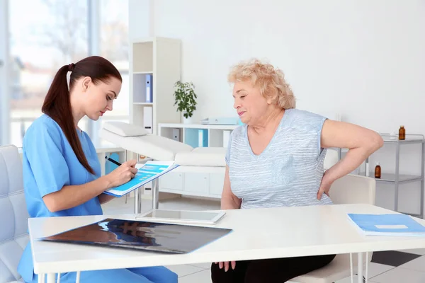 Ortopedico Donna Esaminando Donna Anziana Clinica — Foto Stock