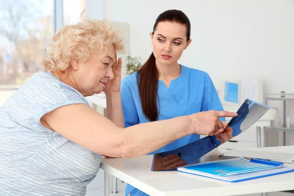 Ortopedico Donna Esaminando Donna Anziana Clinica — Foto Stock