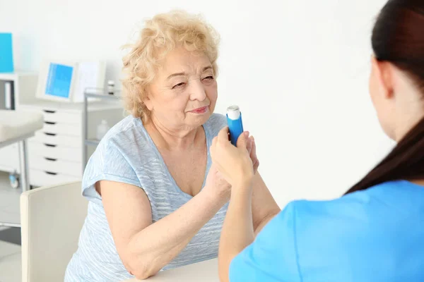 Doctor Giving Elderly Woman Inhaler Clinic — Stock Photo, Image