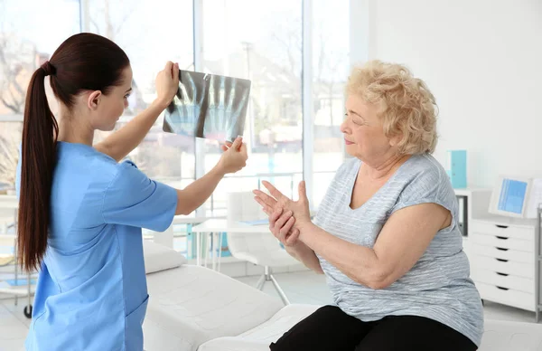 Női Ortopéd Orvos Vezető Nőt Vizsgál Klinikán — Stock Fotó