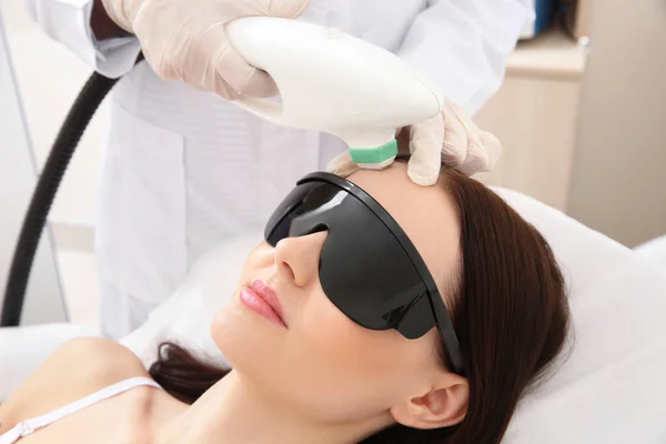 Beautiful Woman Getting Laser Epilation Beauty Salon — Stock Photo, Image