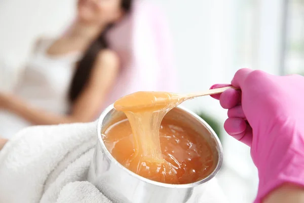 Female Cosmetologist Holding Jar Wax Depilation Blurred Background — Stock Photo, Image
