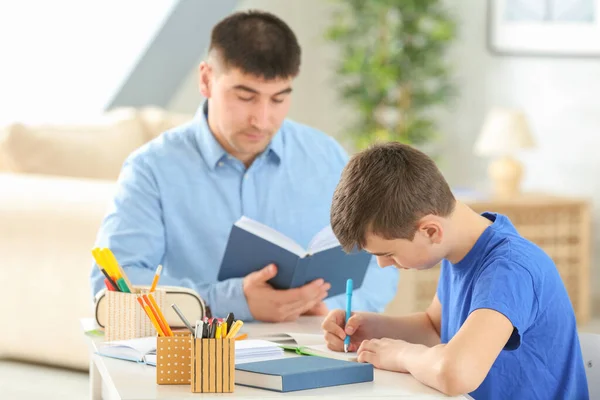 Otec Syn Spolu Dělají Domácí Úkoly — Stock fotografie