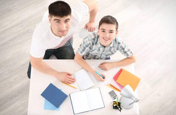 Vater Und Sohn Machen Gemeinsam Hausaufgaben Haus — Stockfoto