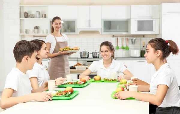 Niños Sentados Mesa Cafetería Escuela Mientras Comen —  Fotos de Stock