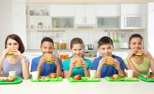 Crianças Comendo Deliciosos Sanduíches Cantina Escola — Fotografia de Stock