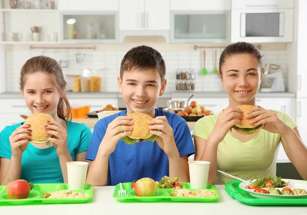 Niños Comiendo Deliciosos Sándwiches Comedor Escuela — Foto de Stock