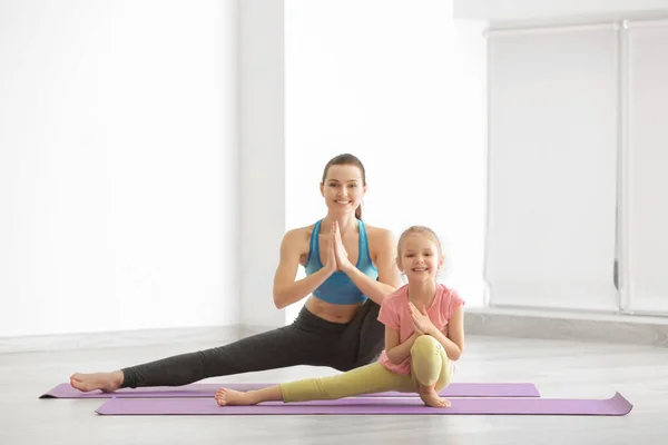 Mother Daughter Doing Exercise Indoors — Stock Photo, Image