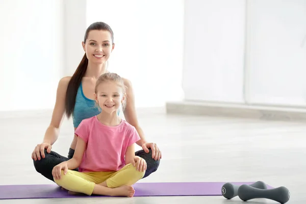 Mother Daughter Sitting Gym — Stock Photo, Image