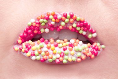 Yaratıcı makyajlı güzel bir genç kadın, yakın plan.