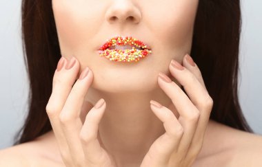 Yaratıcı makyajlı güzel bir genç kadın, yakın plan.