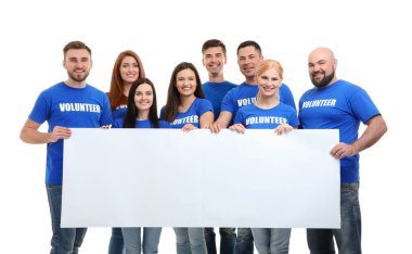 Grup genç gönüllü beyaz arka plan üzerinde boş posteri ile