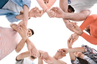 Grup genç gönüllü beyaz arka plan üzerinde kendi elleriyle daire yapma