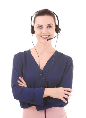 Beyaz arka planda kulaklığı olan genç bir kadın.