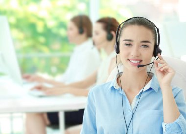 Genç bayan teknik destek memuru ofiste çalışıyor.