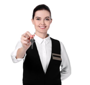Beyaz arka planda otel odasından anahtarı olan bir kadın resepsiyonist.