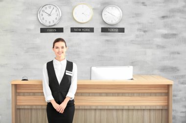 Otelde çalışan kadın resepsiyonist.