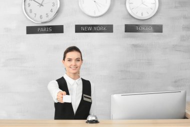 Oteldeki dairede anahtar kartı olan bir kadın resepsiyonist.