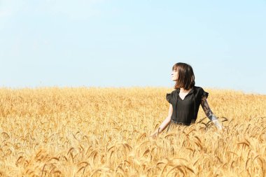 Buğday tarlasında genç bir kadın