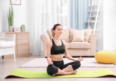 Genç ve güzel bir kadın evde eğitim görüyor.