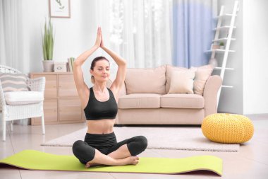 Genç ve güzel bir kadın evde eğitim görüyor.