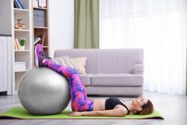 Genç ve güzel bir kadın evde eğitim görüyor.