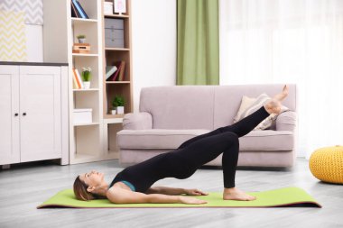 Genç ve güzel bir kadın evde eğitim görüyor.