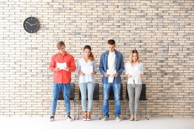 Bir grup insan iş görüşmesini koridorda bekliyor.