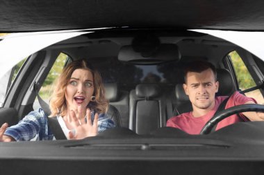 Araba kazasında duygusal genç çift arabada.