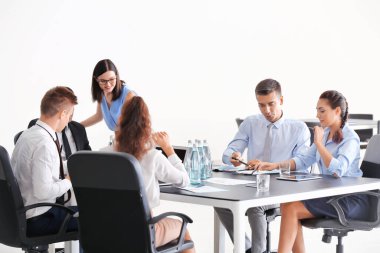 Genç danışmanlık uzmanlarından oluşan bir ekip.