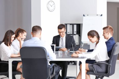 Genç danışmanlık uzmanlarından oluşan bir ekip.