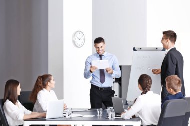 Genç danışmanlık uzmanlarından oluşan bir ekip.