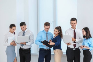 Genç danışmanlık uzmanlarından oluşan bir ekip.