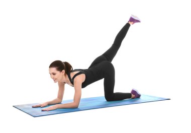 Genç sporcu kadın beyaz arka plan üzerinde egzersiz yapıyor.