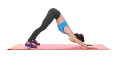 Genç sporcu kadın beyaz arka plan üzerinde egzersiz yapıyor.