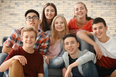 Komik genç kapalı grup