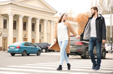 Modayı takip eden hippi çift dışarıda birlikte yürüyor.