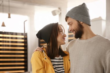 Modern kafede son moda hippi çift.