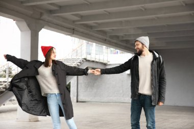 Modayı takip eden hippi çift el ele tutuşuyor.