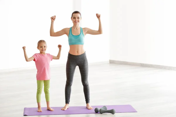 Mother Daughter Showing Strong Hands Gym — Stock Photo, Image